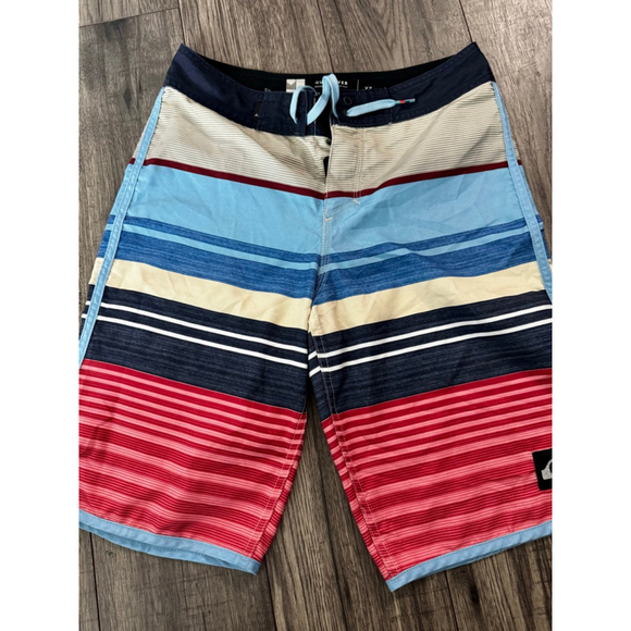 Quiksilver Other - Quiksilver Eye Scallop Swim Trunks 20inch Length, Waist Size 28